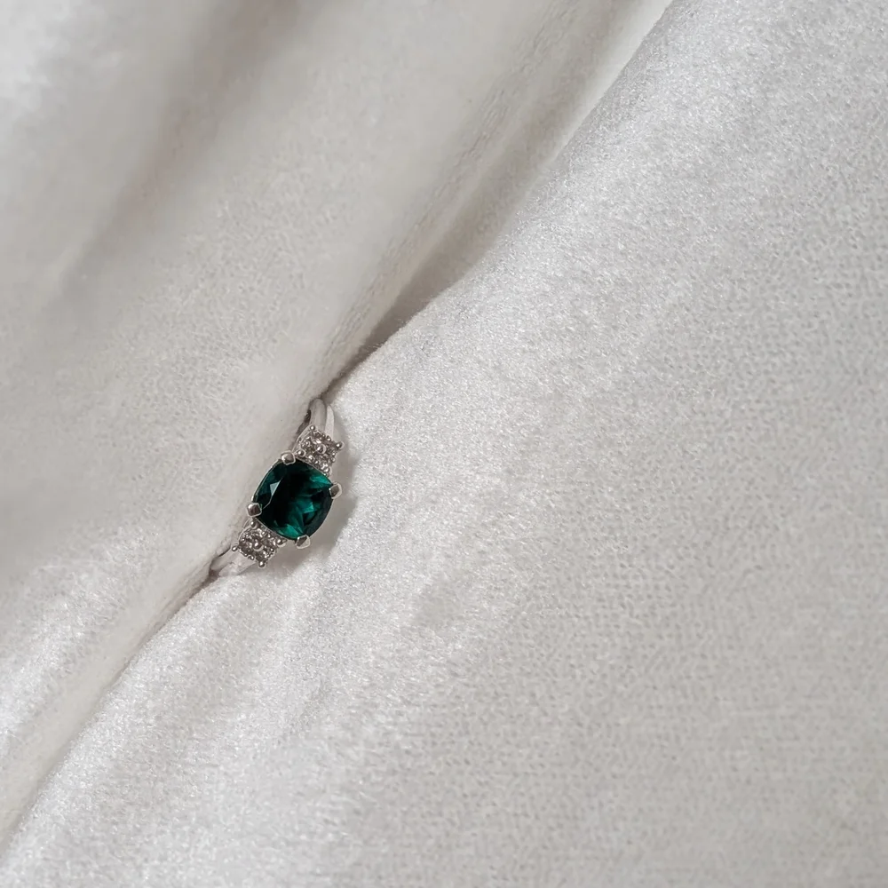 Emerald And Diamond White Gold Ring - Picture 12 of 13